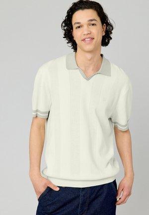 Polo à manches courtes en gris clair avec un col contrastant et un motif en maille verticale. Manches côtelées et ourlet, coupe décontractée avec un design ample.
