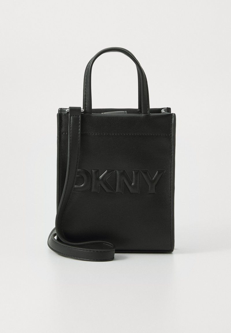 Svart lær tote-bag med preget logo, doble topphåndtak og avtagbar skulderstropp. Strukturert form med glatt tekstur.
