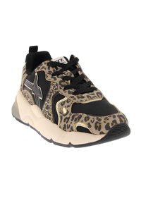 Scarpe da ginnastica con stampa leopardata e dettagli neri, tomaia testurizzata, suola spessa color crema e lacci neri. Presentano un dettaglio con il logo sul lato.