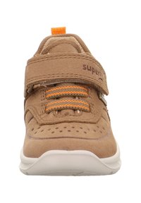 Tanfarbene Wildlederschuhe mit Klettverschluss, orangefarbene elastische Schnürsenkel, durchbrochenes Design an der Zehe und weiße Gummisohle. Markenname "superfit" an der Seite.