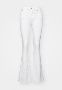Pantalones de mezclilla blancos acampanados con una cintura ajustada, cuatro bolsillos y un cierre clásico de botón. Textura suave y diseño limpio y ajustado.