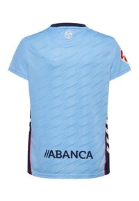 Camiseta deportiva de color azul claro con mangas cortas, que presenta un patrón sutil, cuello navy y acentos rojos que incluyen el logo y el texto en la parte de atrás.