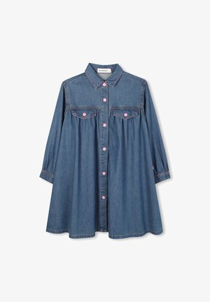 Kratka haljina od denima s dugim rukavima, ovratnikom i ružičastim dugmadima. Sadrži dva džepa na prsima i naboranu suknju za slobodnu fit.