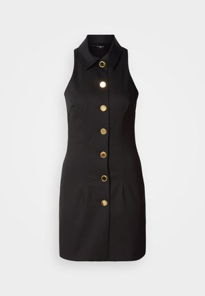 Vestido negro sin mangas con un cierre frontal de botones, con grandes botones dorados y un cuello clásico, confeccionado en una tela suave.
