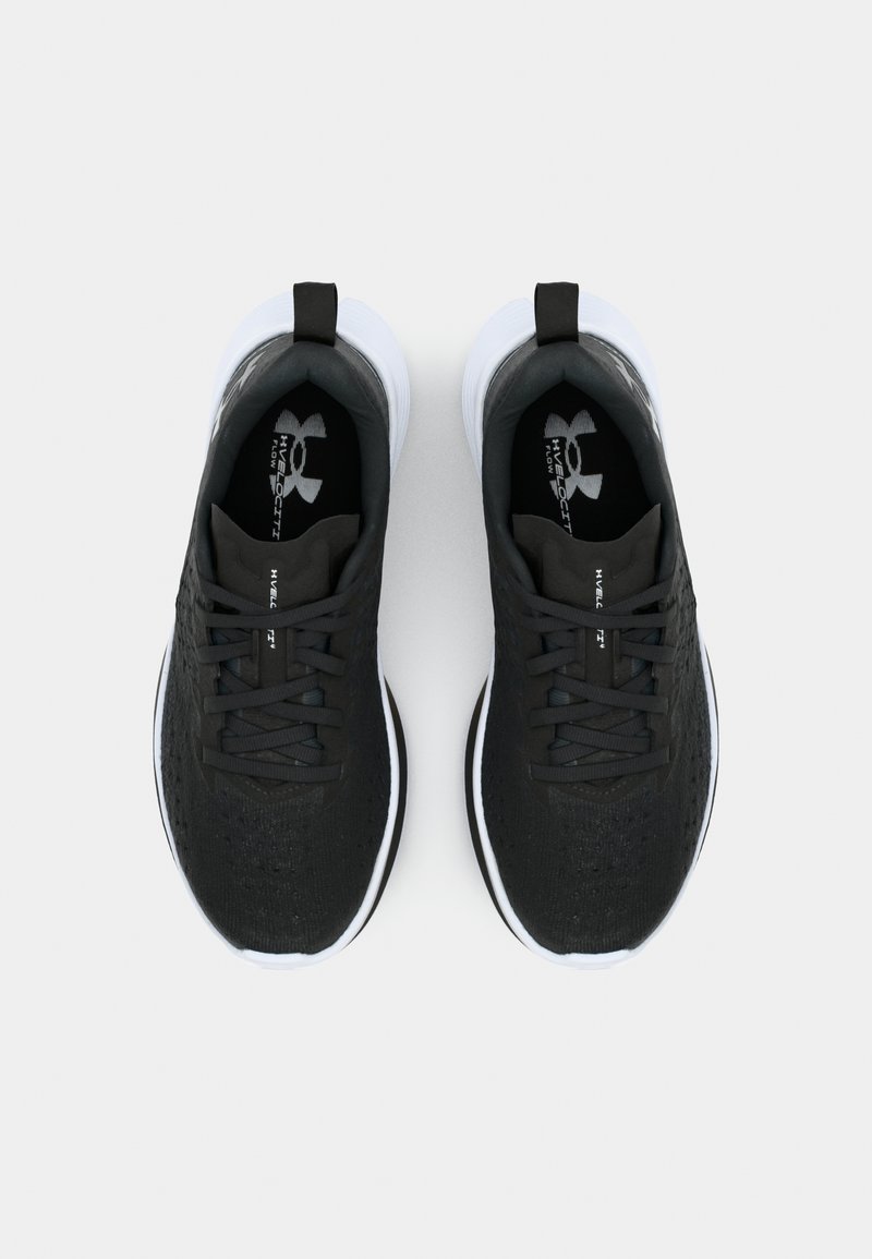 Schwarze Sportschuhe mit einem strukturierten Strickobermaterial, flachen Schnürsenkeln und einer weißen Sohle. Verfügt über eine Zuglasche an der Ferse für ein einfaches Anziehen.