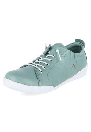 Basket décontractée verte en cuir avec lacets blancs et semelle en caoutchouc blanche texturée, vue de côté avant sur fond blanc.