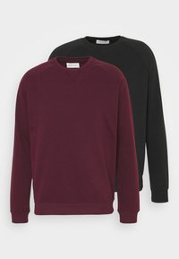 To ensfarvede crewneck-sweatshirts, den ene bordeauxrød foran og den anden sort bagved, begge med lange ærmer og ribstrikkede manchetter og kanter.