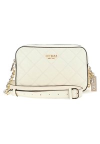 Hvid quiltet crossbody taske med guldbeslag, sort kant og en justerbar rem. Logo detalje og charm accent på siden.