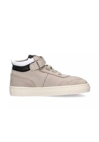 Sneaker beige in pelle a metà altezza con un colletto bianco, dettagli neri e una fascetta in velcro. Superficie testurizzata e suola in gomma.