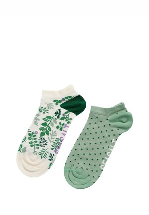 Due calzini alla caviglia affiancati, uno bianco con foglie verdi e l'altro verde chiaro con pois verde scuro, entrambi con scritte del marchio.