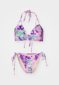 Σετ μπικίνι με μοτίβο tie-dye σε μωβ και πράσινες αποχρώσεις. Το τοπ έχει ρυθμιζόμενους ιμάντες και τριγωνικό σχήμα, ενώ το κάτω μέρος είναι δεμένο στα πλάγια.