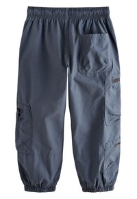 Pantaloni cargo blu scuro con vita elasticizzata, molte tasche e orli elasticizzati alle caviglie. Realizzati in materiale leggero.