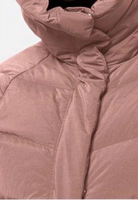 Zbliżenie na kołnierz i dekolt kurki wyściełanej w kolorze zakurzonego różu, z zatrzaskiem i marszczonymi detalami materiału.