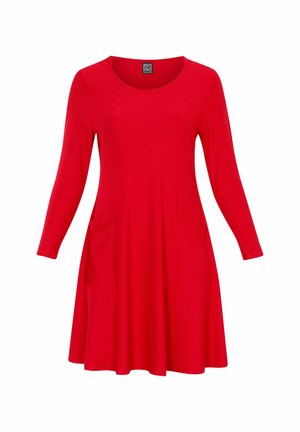 Raudona ilga rankovė, iki kelių siekianti suknelė su apykakle ir dviem priekinėmis kišenėmis, pateikta ant baltos fono.