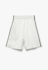 Hvide sportsshorts med elastisk talje og sorte sidelister. Glat stof; knælængde med syede kanter.