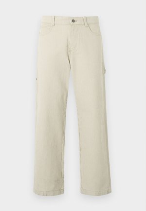 Beige en witte verticale gestreepte rechte broek met knoopsluiting, ceintuurlussen en zijzakken, getoond tegen een effen achtergrond.