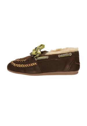 Bruine suède mocassin met gele stiksels, groene veterstrik en zachte beige bontvoering, gezien vanaf de buitenkant.