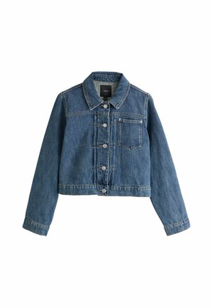 Blaue Jeansjacke mit langen Ärmeln, Vorderknöpfen, einer Brusttasche und einem Standardkragen, dargestellt auf weißem Hintergrund.