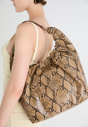 Pruunist käärmeprindist kott, millel on vabalt langev disain, tekstureeritud pind ja kokku köidetud õlarihm. Suur ja avar igapäevaseks kasutuseks.