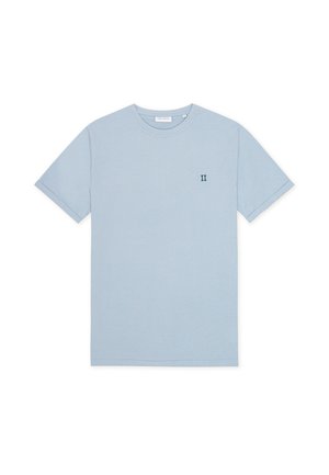 Ανοιχτό μπλε βαμβακερό μπλουζάκι με στρογγυλή λαιμόκοψη και κοντά μανίκια, που φέρει ένα μικρό σκούρο πράσινο λογότυπο "II" στο στήθος.