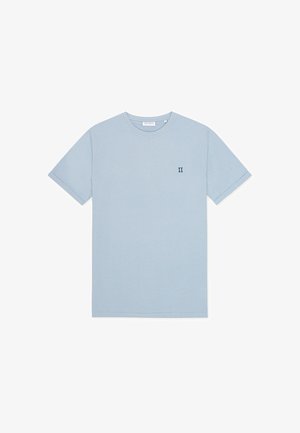 Világoskék pamut póló kerek nyakkivágással és rövid ujjakkal, a mellkason egy kis sötétzöld "II" logóval.