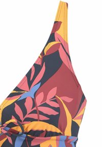 Višebojni bikini top s cvjetnim uzorkom u crvenoj, žutoj, plavoj i tamnim tonovima, s halter izrezom i detaljima na stranu.