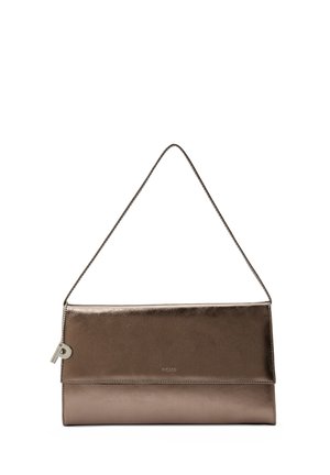 Pochette rectangulaire marron brillante avec une fine lanière et un petit charm en métal suspendu sur le côté.