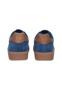 Scarpe in suede blu con un accento in pelle marrone sul tallone. Forma arrotondata, suola in gomma e dettagli cuciti visibili sui lati.
