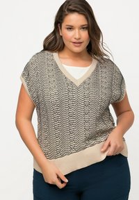 Suéter de punto beige y negro con escote en V, mangas cortas y un patrón de zigzag texturizado, que presenta un dobladillo y puños acanalados.