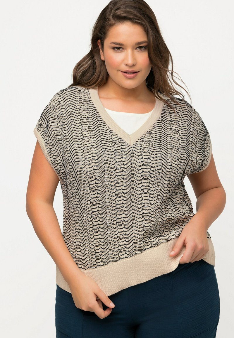 Suéter de punto beige y negro con escote en V, mangas cortas y un patrón de zigzag texturizado, que presenta un dobladillo y puños acanalados.