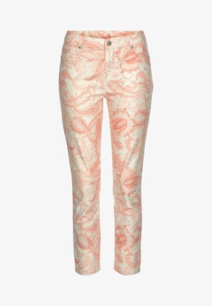 Schlanke, cremefarbene Hose mit komplexem Paisley-Muster in Korallenfarbe, vorderer Knopf, Reißverschluss und Fünf-Taschen-Design.
