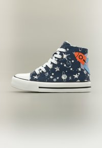Αθλητικά παπούτσια ψηλής κορυφής από ναυτικό ύφασμα με θέμα το διάστημα, διακοσμημένα με αστέρια και πλανήτες. Λευκά κορδόνια και λαστιχένια σόλα, με κόκκινο σχέδιο πυραύλου.