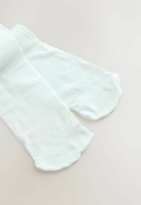 Lichtblauwe katoenen sokken met een gladde textuur, ronde tenen en geribbelde boorden. De stof lijkt zacht en rekbaar voor comfortabel dragen.