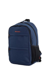 Zaino blu navy con dettagli rossi, realizzato in materiale resistente. Presenta due scomparti con zip e tasche laterali in rete per ulteriore spazio di archiviazione.