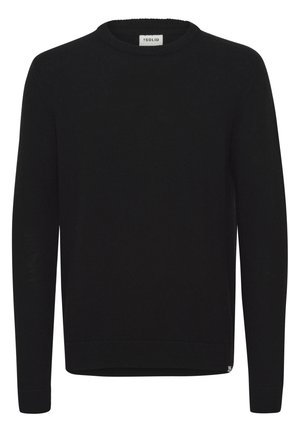 Svart strikket genser med rund hals, lange ermer og ribbestrikkede mansjetter. Myk tekstur med rett i nederkant og en liten logodetalj.