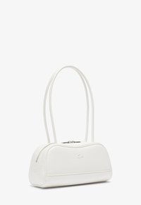 Borsa bianca con doppi manici superiori, chiusura con zip e logo coccodrillo in rilievo sul fronte, mostrata su uno sfondo semplice.