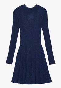 Robe en maille bleu foncé avec manches longues, encolure ronde et jupe évasée. Le tissu présente un léger scintillement et une texture côtelée.