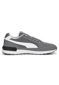Sneaker atletiche grigie con accenti bianchi, caratterizzate da una parte superiore in rete testurizzata, suola in gomma robusta e tallone rinforzato. Lacci e marchio visibili.