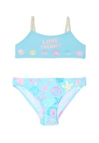 Conjunto de bikini azul que presenta una parte superior con patrón de conchas y el texto "LOVE THERAPY", junto con una parte inferior a juego decorada con estrellas de mar y conchas de colores.