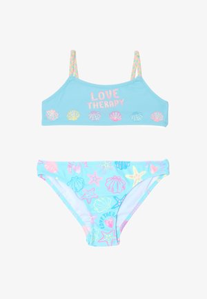 Conjunto de bikini azul que presenta una parte superior con patrón de conchas y el texto "LOVE THERAPY", junto con una parte inferior a juego decorada con estrellas de mar y conchas de colores.
