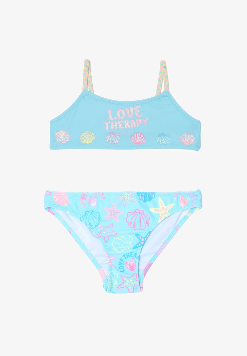 Blauwe bikini set met een top met schelpprint en de tekst "LOVE THERAPY" en een bijpassende onderkant versierd met kleurrijke sterren en schelpen.