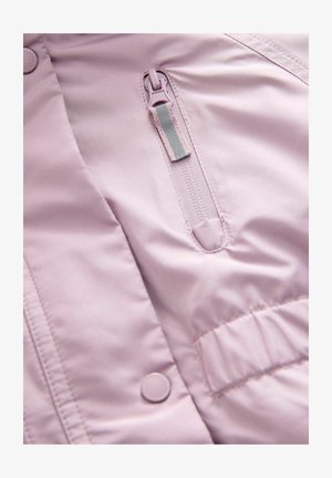 Gaiši rozā pūderjaka daļa ar rāvējslēdzēja kabatu, pogu aizdari un kviltētu tekstūru. Mīksts, gluds audums ar smalku spīdumu.