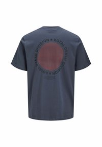 Grafické bavlněné tričko v námořnické modři se zaobleným designem na zadní straně, obsahující červený pruhovaný kruh a text "Royal Denim Division". Krátké rukávy.