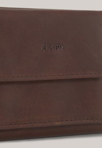 Billetera de cuero marrón con una textura suave, logotipo en relieve sutil y un detalle de costura en contraste. Cuenta con múltiples ranuras para tarjetas.