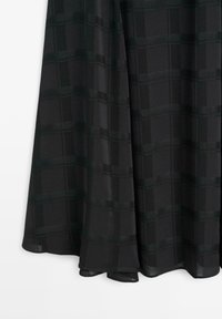 Zwarte transparante stoffen rok met een ruitpatroon, gekenmerkt door horizontale en verticale lijnen in een iets donkerdere tint. Soepele textuur en vloeiende vorm.