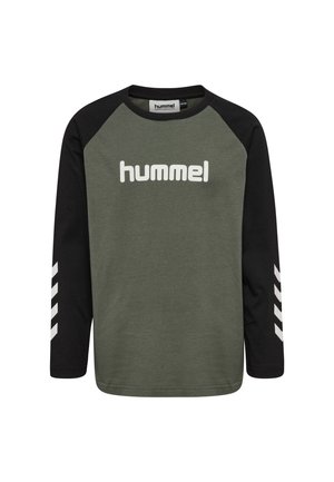 Langærmet raglantrøje med olivengrøn krop, sorte ærmer, hvidt mærkenavn "hummel" foran og hvide vinkler på ærmerne.