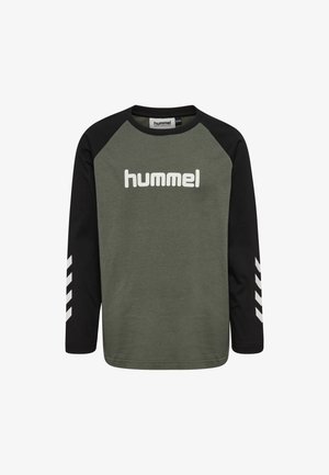 Langarm-Raglanshirt mit olivgrünem Körper, schwarzen Ärmeln, weißem Markennamen "hummel" vorne und weißen Chevron-Streifen auf den Ärmeln.
