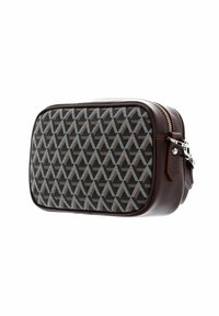 Borsa in pelle marrone con motivo geometrico in toni scuri. Forma rettangolare, chiusura con zip e dettagli in metallo. Superficie texturizzata.