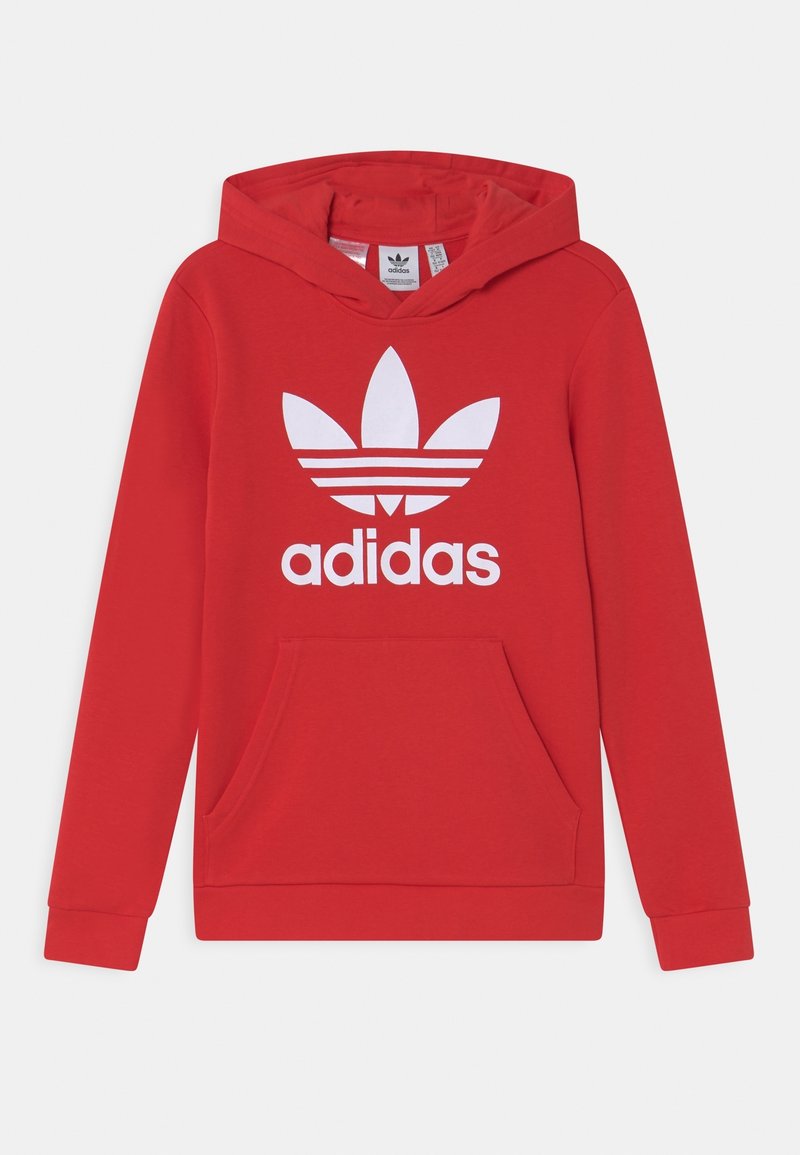 Röd hoodie i mjukt material med en stor vit adidas-logga och tre horisontella ränder. Inkluderar en kenguruficka och ribbade ärmslut.