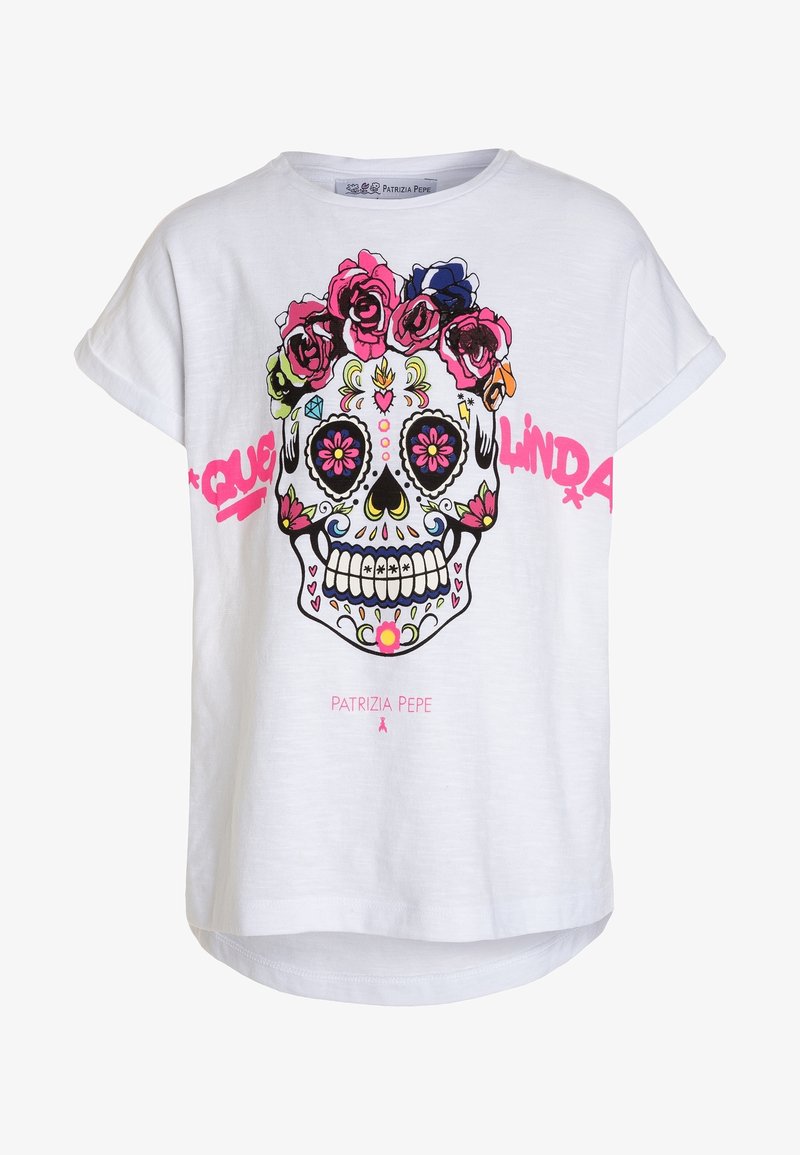 Biała koszulka z krótkim rękawem z kolorową grafiką cukrowej czaszki ozdobionej kwiatami. Napis "Que Linda" w kolorze różowym. Widoczna etykieta marki.